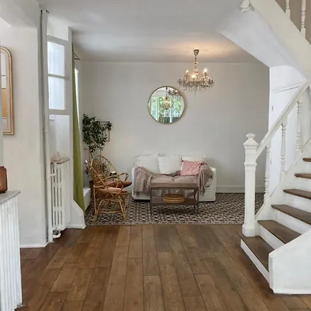 Charming House With A Quiet Courtyard 펜션 *