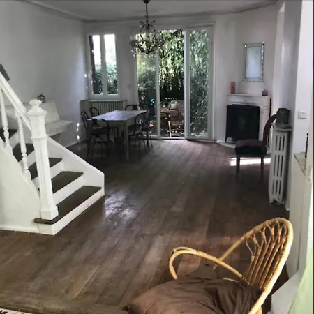 Charming House With A Quiet Courtyard 펜션 퐁트네수부아