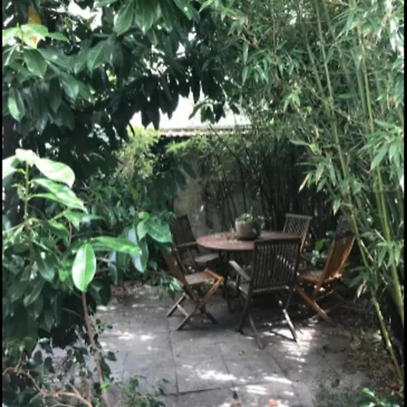 Charming House With A Quiet Courtyard 퐁트네수부아